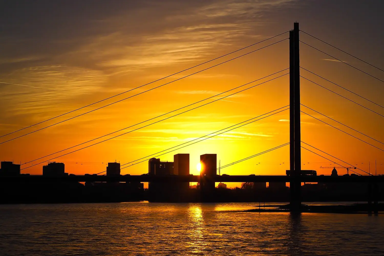 Papier peint photo Skyline Dusseldorf au coucher du soleil