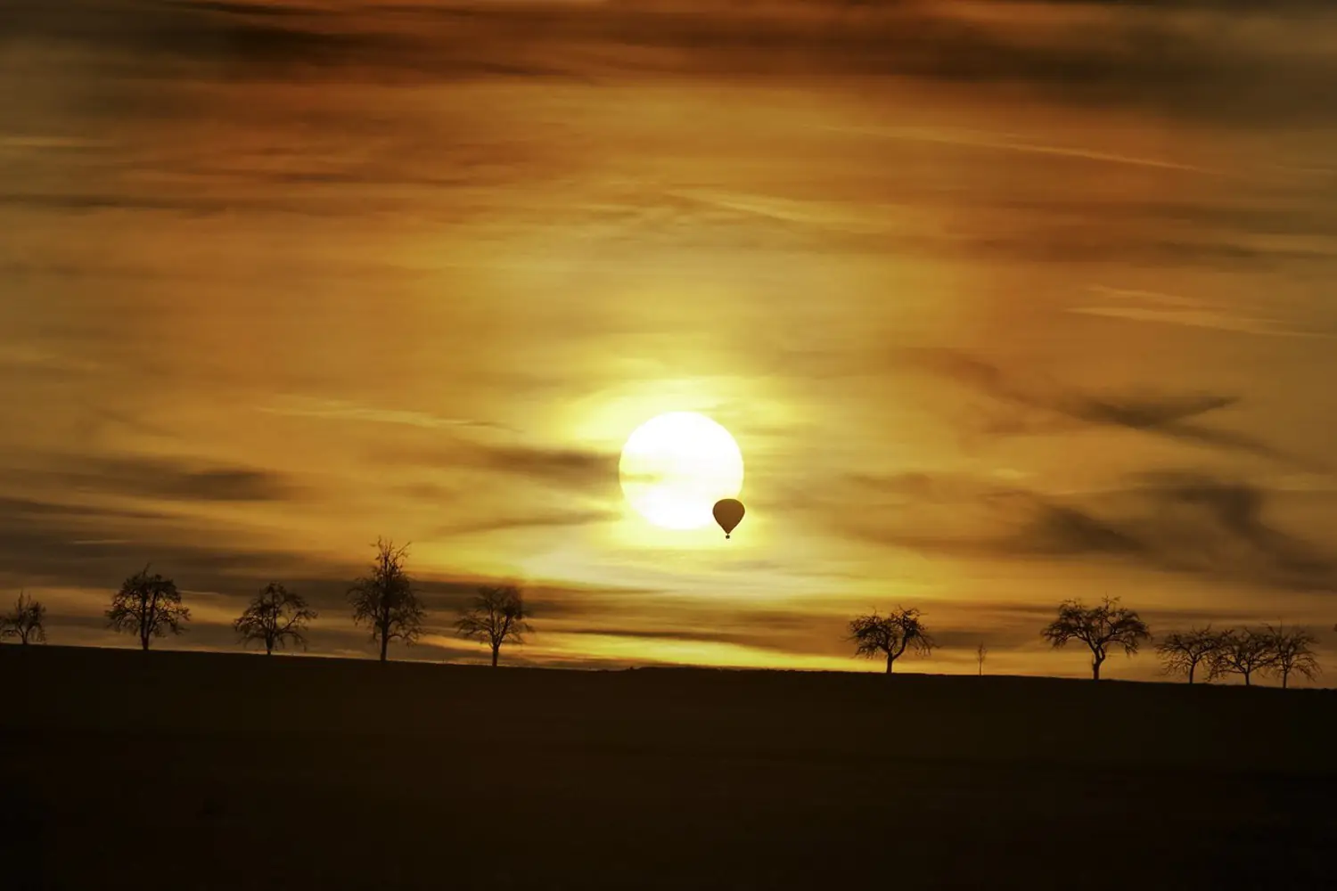 Fototapete Sonnenuntergang mit Heissluft Ballon