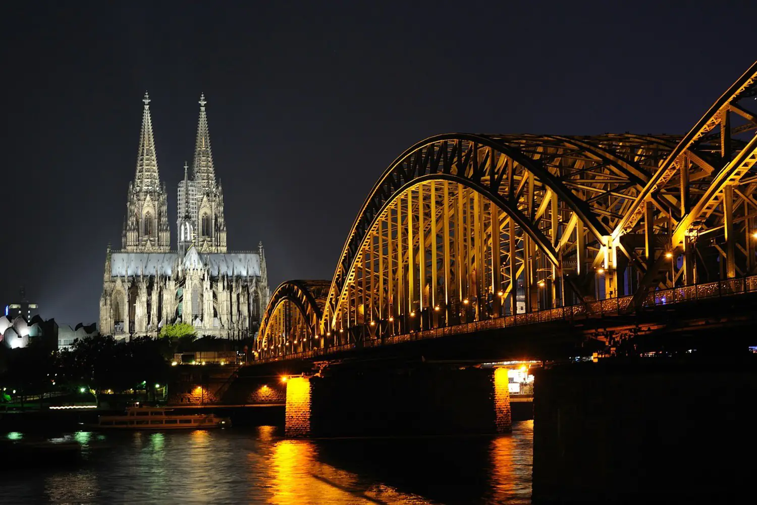 Fototapet At night in Cologne