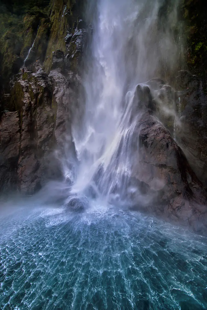 Fotobehang Stirling Falls Along Milford Sound